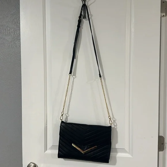 ⭐️SOLD⭐️
Steve Madden Black and Gold Crossbody - Picture 2 of 14